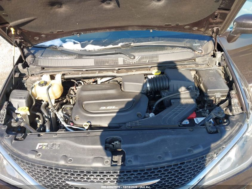 2017 Chrysler Pacifica Touring-L VIN: 2C4RC1BG4HR785865 Lot: 43927570