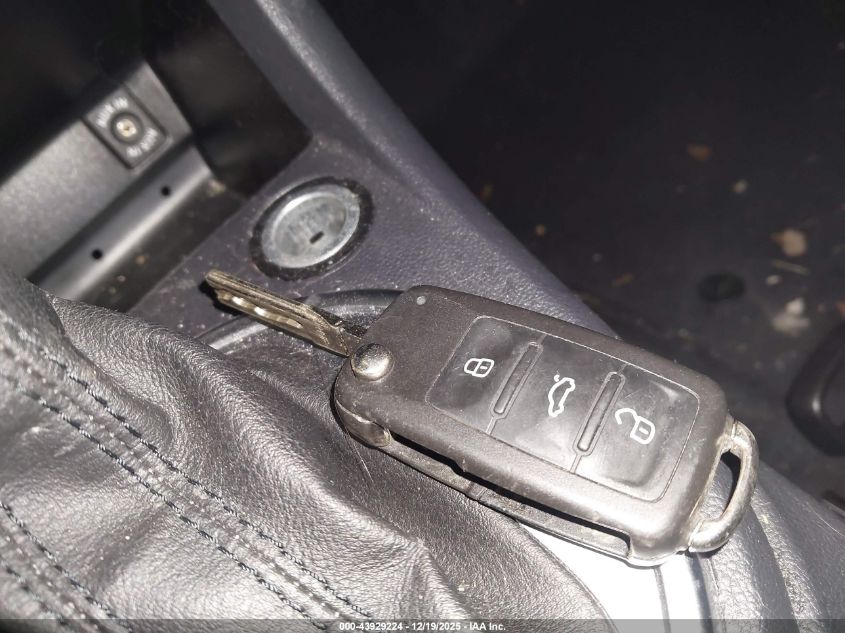 2012 Volkswagen Beetle 2.5L VIN: 3VWJP7AT8CM601933 Lot: 43929224