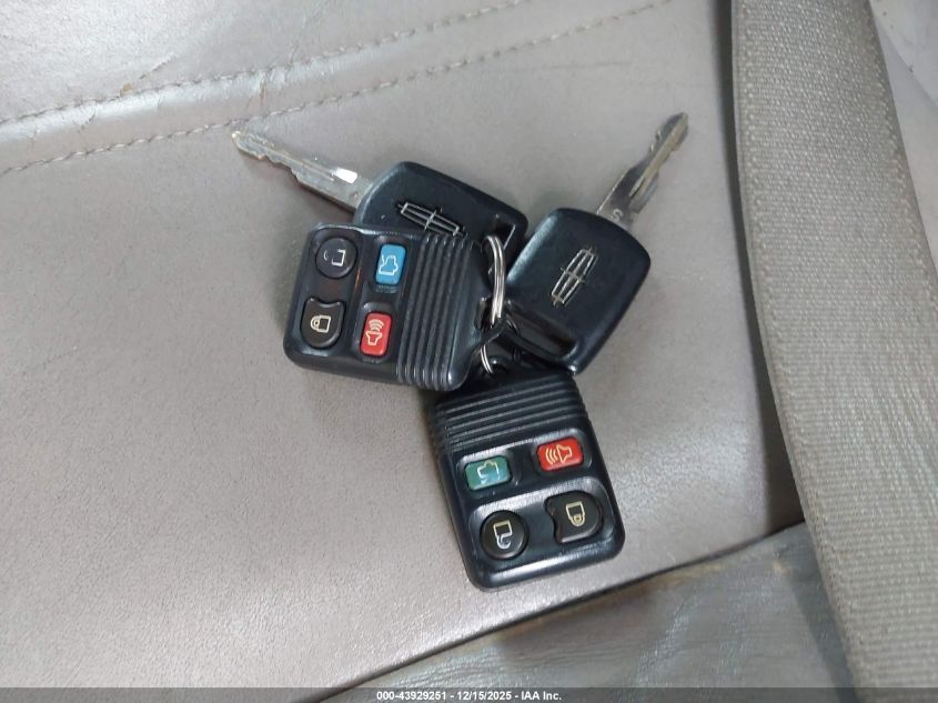 2011 Lincoln Town Car Signature Limited VIN: 2LNBL8CV8BX750512 Lot: 43929251