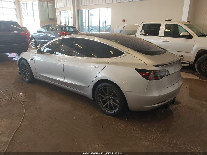 Tesla MODEL 3 — thumbnail 3