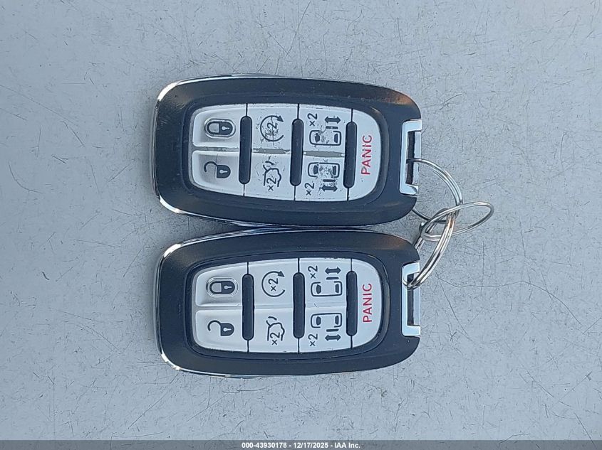 2017 Chrysler Pacifica Touring-L VIN: 2C4RC1BG4HR705660 Lot: 43930178