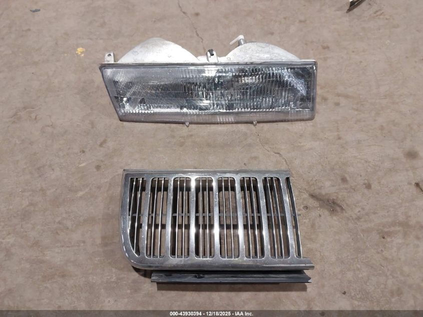 1992 Mercury Grand Marquis Ls VIN: 2MECM75W0NX677225 Lot: 43930394