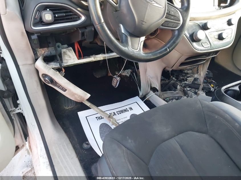 2020 Chrysler Pacifica Touring VIN: 2C4RC1FGXLR210298 Lot: 43932633