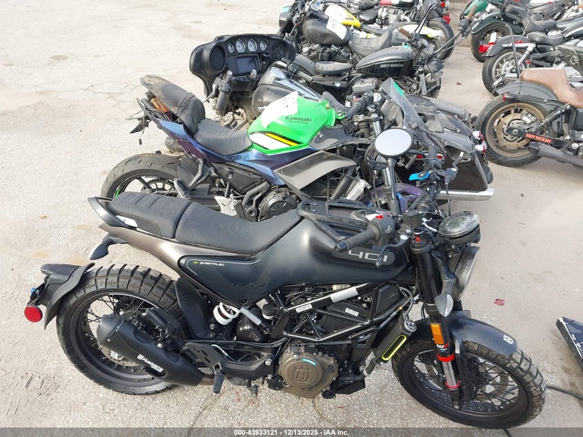 2023 Husqvarna Vitpilen 401/Svartpilen 401 VIN: MD2JUJ407PN201040 Lot: 43933121