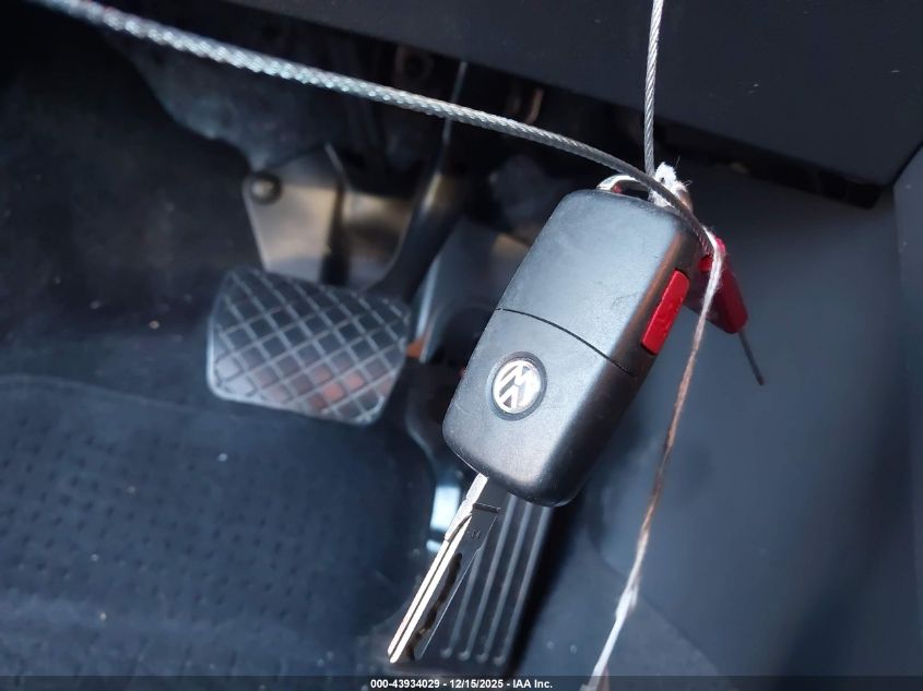 2012 Volkswagen Beetle 2.5L VIN: 3VWJP7AT3CM631521 Lot: 43934029