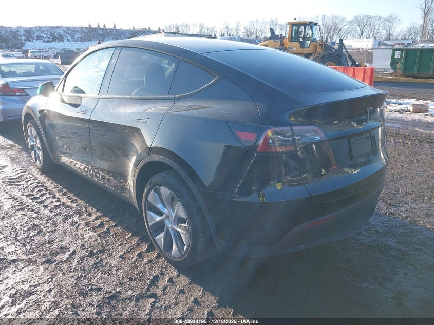 Tesla MODEL Y — thumbnail 3