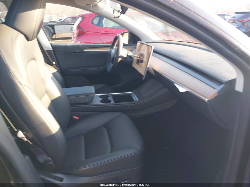 Tesla MODEL Y — thumbnail 5