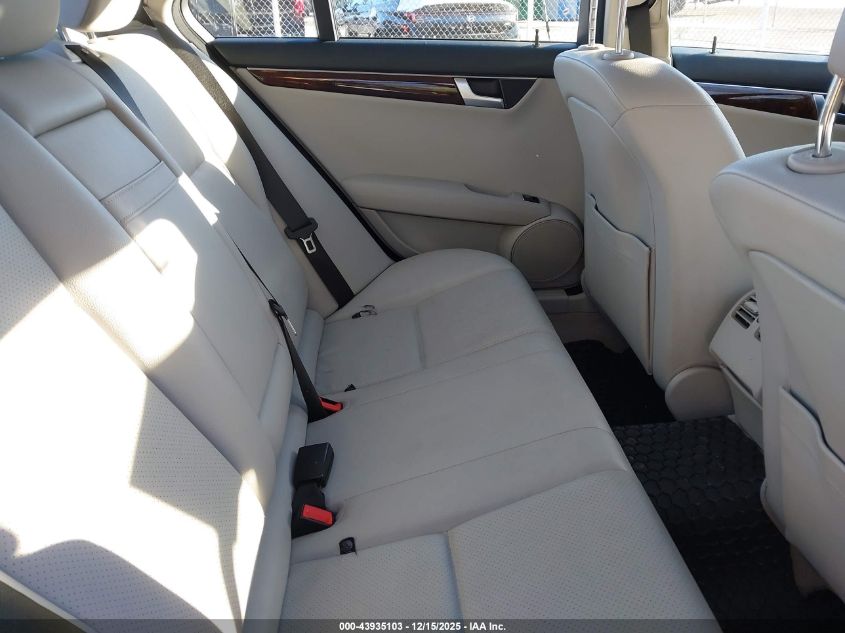 2014 Mercedes-Benz C 250 Luxury VIN: WDDGF4HBXEA953039 Lot: 43935103