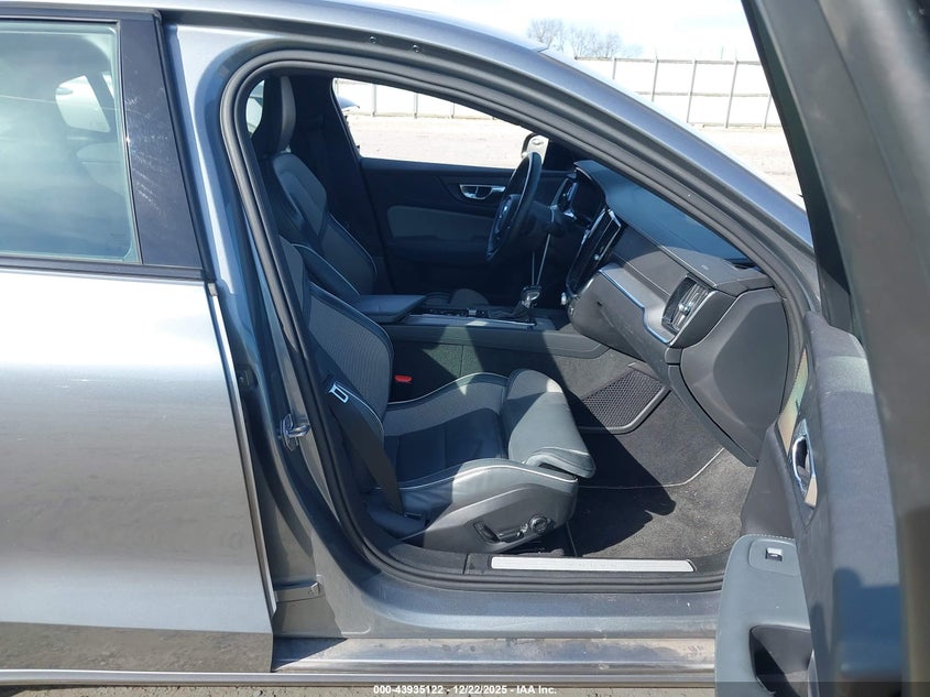 2021 Volvo S60 T6 R-Design