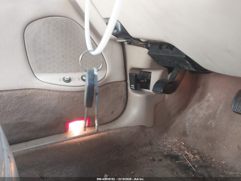 2000 Lincoln Town Car Cartier VIN: 1LNHM83W2YY913874 Lot: 43935152