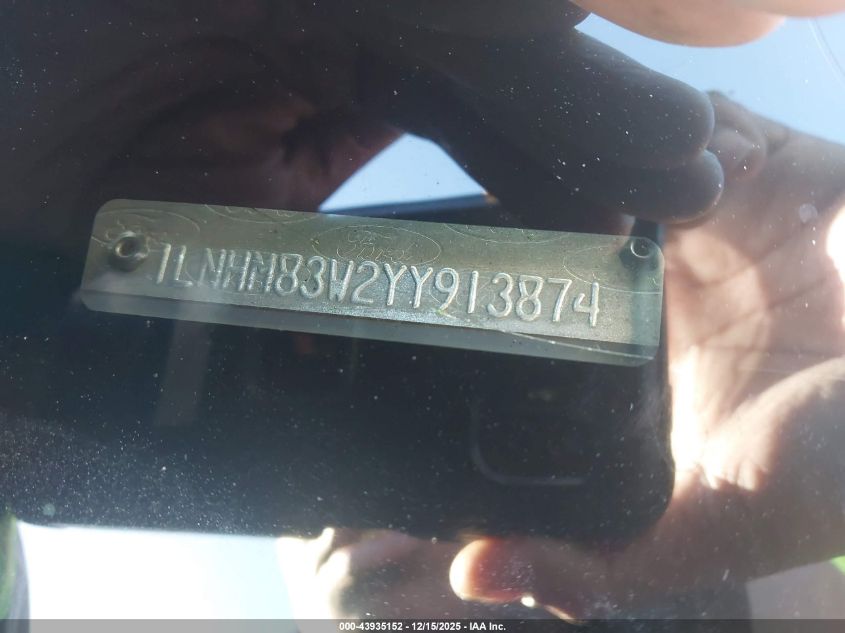 2000 Lincoln Town Car Cartier VIN: 1LNHM83W2YY913874 Lot: 43935152