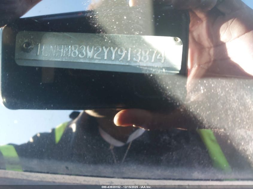 2000 Lincoln Town Car Cartier VIN: 1LNHM83W2YY913874 Lot: 43935152