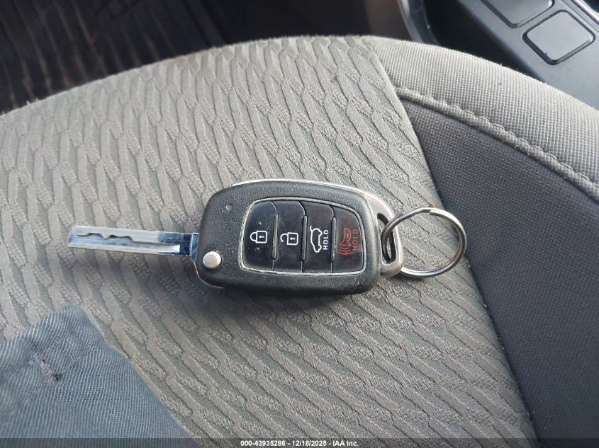 2017 Hyundai Santa Fe Se VIN: KM8SM4HFXHU170556 Lot: 43935286