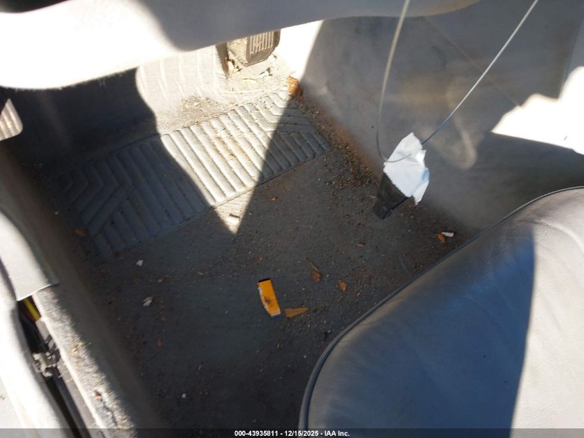 2000 Mercedes-Benz E 320 VIN: WDBJF65J1YB044692 Lot: 43935811