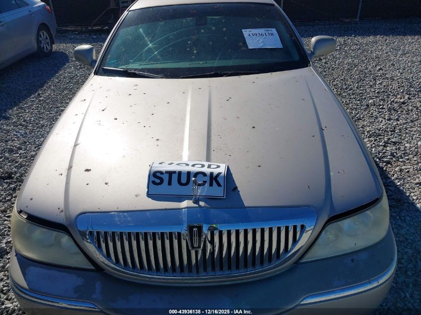 2003 Lincoln Town Car Signature VIN: 1LNHM82W13Y640467 Lot: 43936138