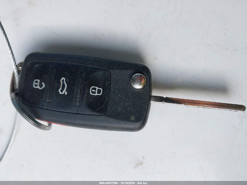 2012 Volkswagen Beetle 2.5L VIN: 3VWJX7AT3CM636685 Lot: 43937290