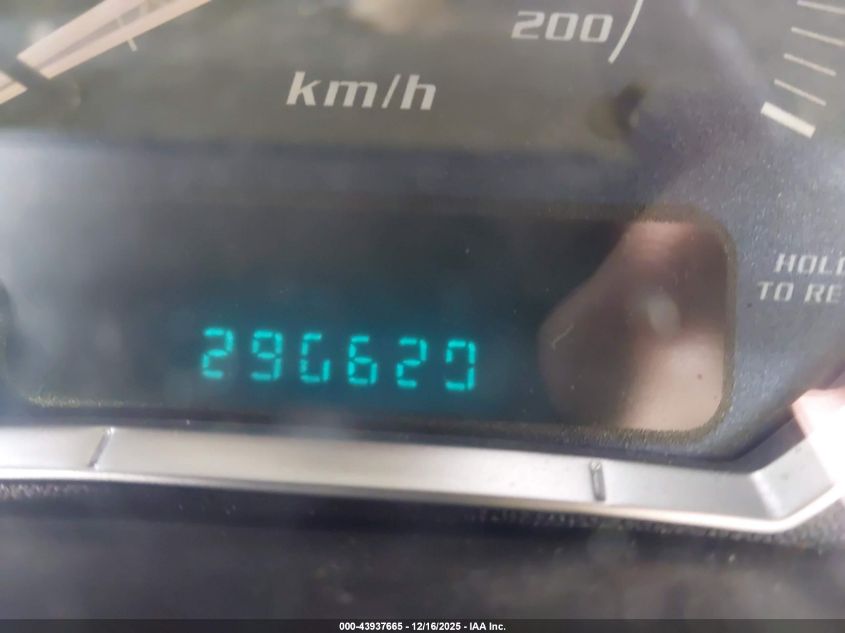 2002 Cadillac Escalade Standard VIN: 1GYEK63N82R131289 Lot: 43937665