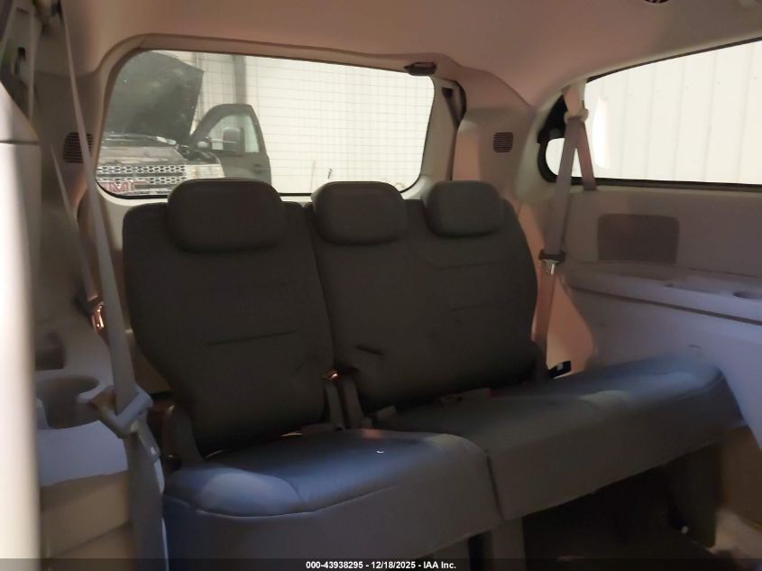 2010 Chrysler Town & Country Touring VIN: 2A4RR5D18AR381398 Lot: 43938295