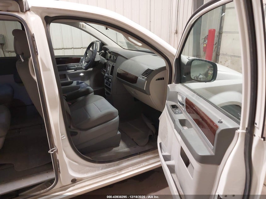 2010 Chrysler Town & Country Touring