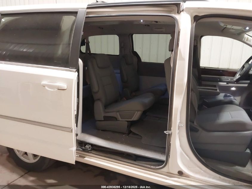 2010 Chrysler Town & Country Touring VIN: 2A4RR5D18AR381398 Lot: 43938295