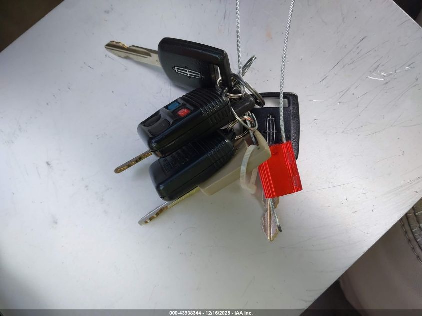 2005 Lincoln Town Car Signature L VIN: 1LNHM85W25Y654702 Lot: 43938344