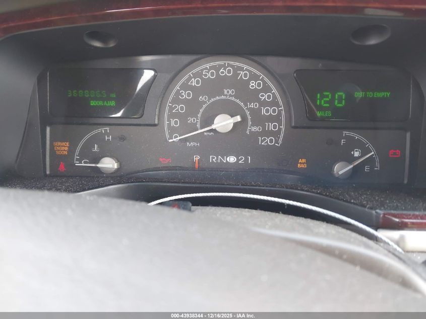 2005 Lincoln Town Car Signature L VIN: 1LNHM85W25Y654702 Lot: 43938344