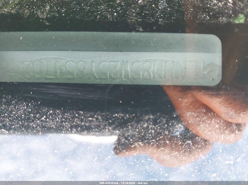 2005 Lincoln Town Car Signature L VIN: 1LNHM85W25Y654702 Lot: 43938344