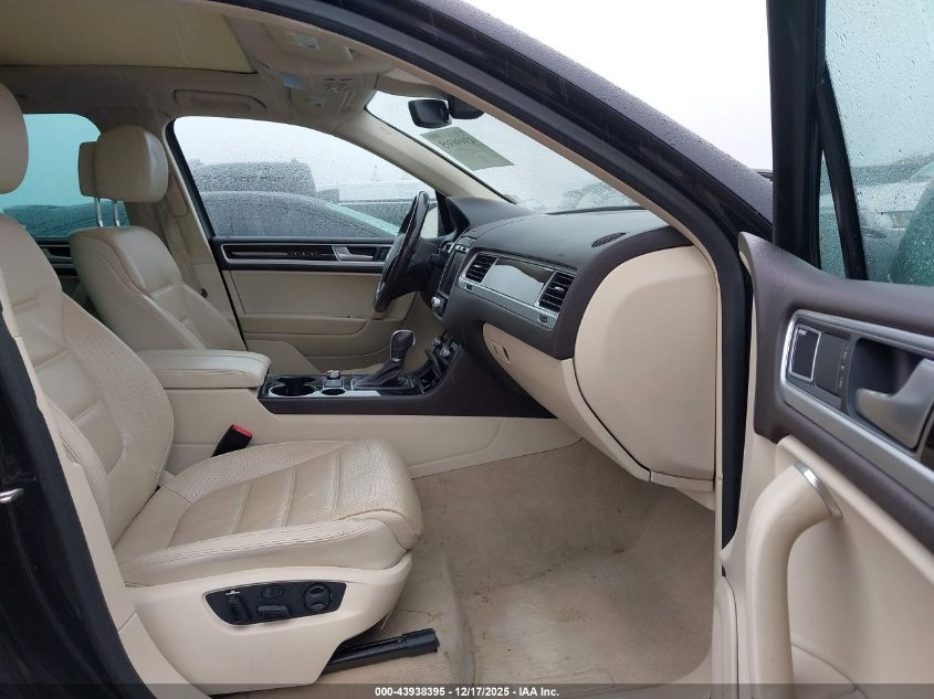 2017 Volkswagen Touareg V6 Executive VIN: WVGGF7BPXHD001396 Lot: 43938395