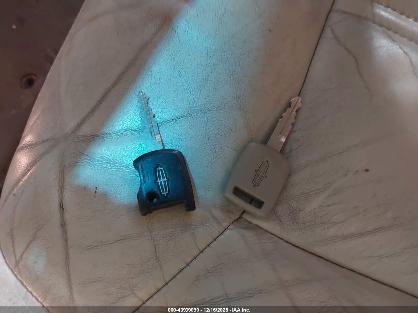 2003 Lincoln Town Car Cartier VIN: 1LNHM83W33Y672402 Lot: 43939099