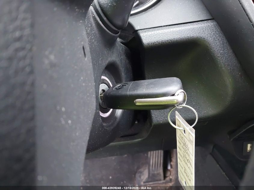 2020 Toyota Camry Le VIN: 4T1C11AKXLU915298 Lot: 43939248