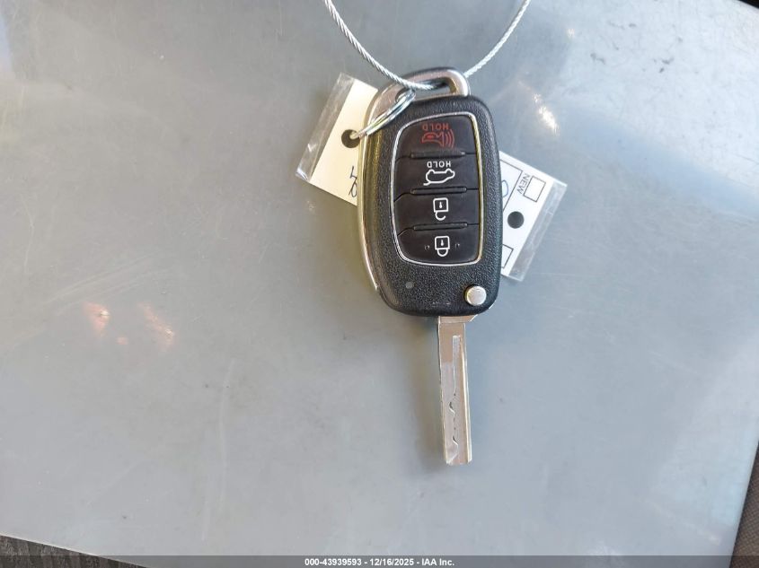 2017 Hyundai Santa Fe Se VIN: KM8SM4HF3HU233058 Lot: 43939593