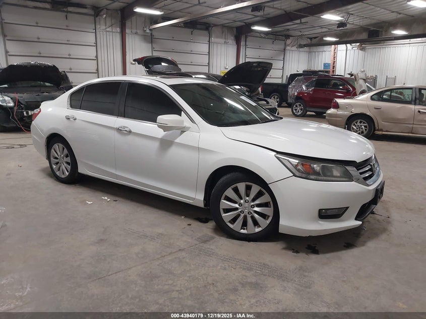 2015 HONDA ACCORD  VIN: 1HGCR2F82FA048082