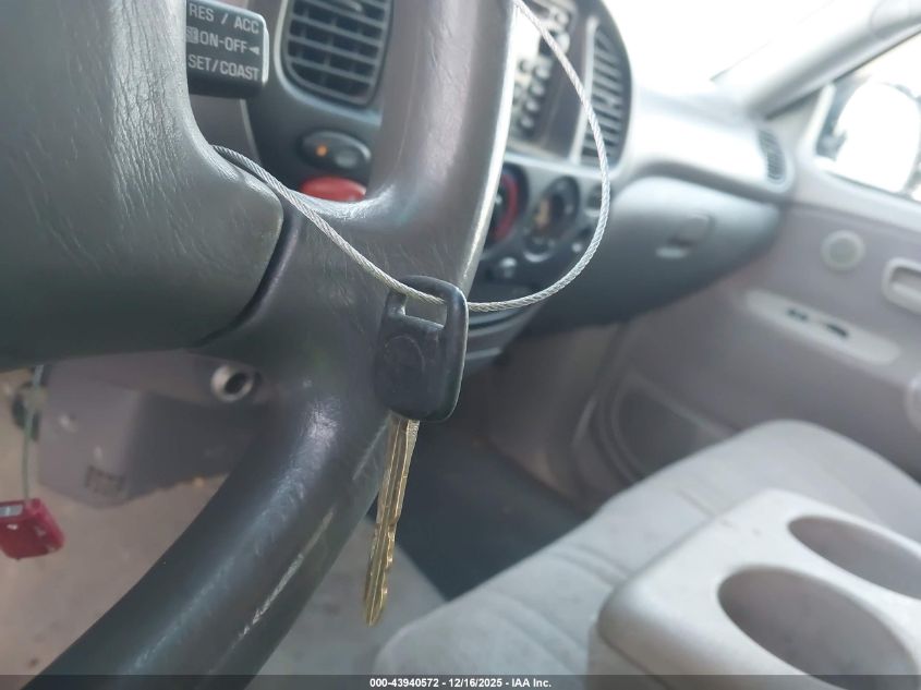 2000 Toyota Tundra Sr5 V8 VIN: 5TBBT4418YS045702 Lot: 43940572