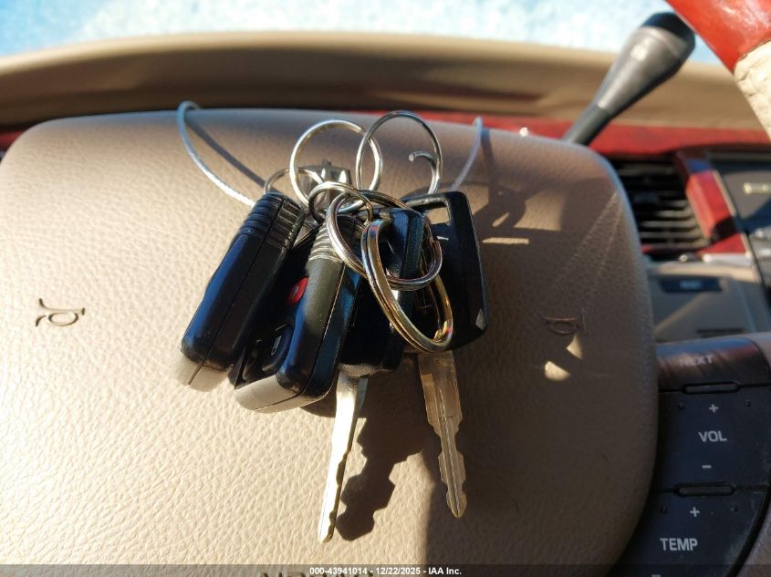 2005 Lincoln Town Car Signature Limited VIN: 1LNHM82W65Y637633 Lot: 43941014