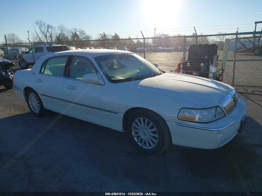 2005 Lincoln Town Car Signature Limited