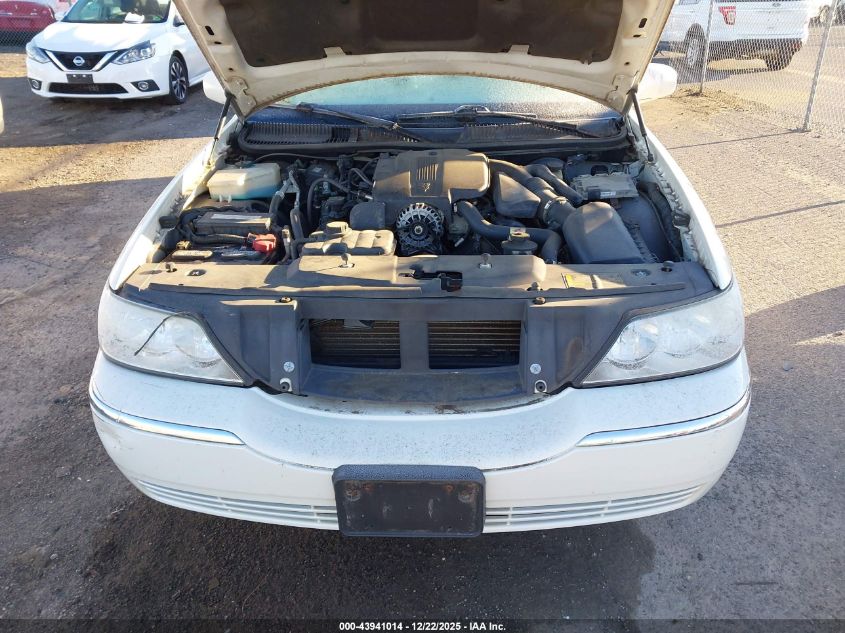 2005 Lincoln Town Car Signature Limited VIN: 1LNHM82W65Y637633 Lot: 43941014