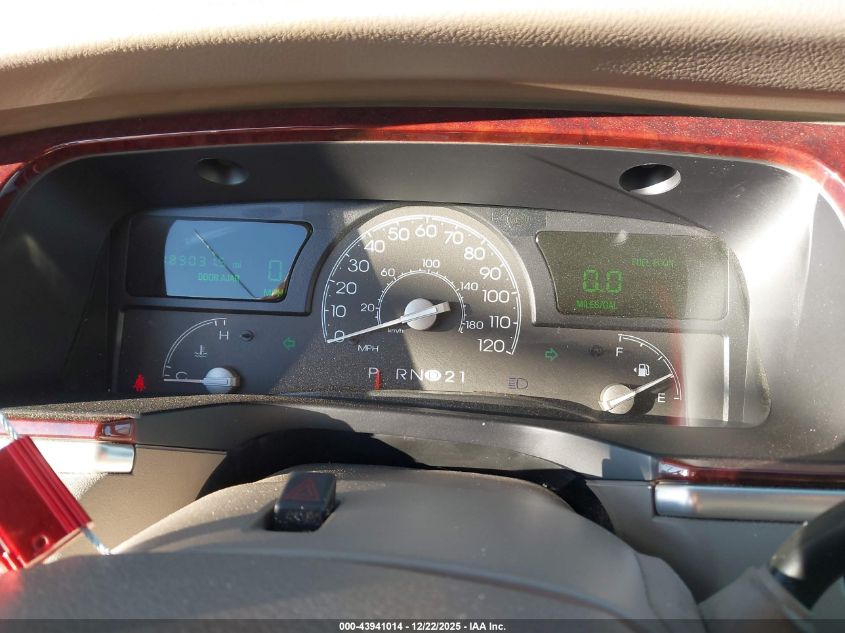 2005 Lincoln Town Car Signature Limited VIN: 1LNHM82W65Y637633 Lot: 43941014