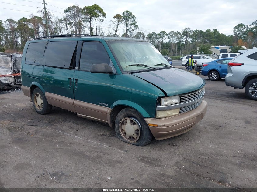 CHEVROLET ASTRO 2000. Lot# 43941445. VIN 1GNDM19W0YB182440. Photo 1