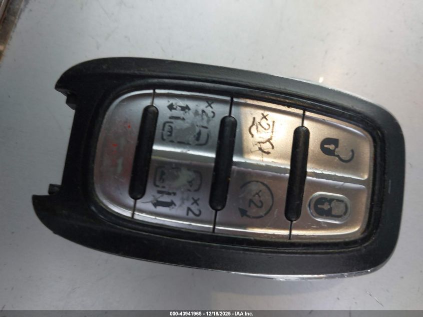 2017 Chrysler Pacifica Limited VIN: 2C4RC1GG3HR812529 Lot: 43941965