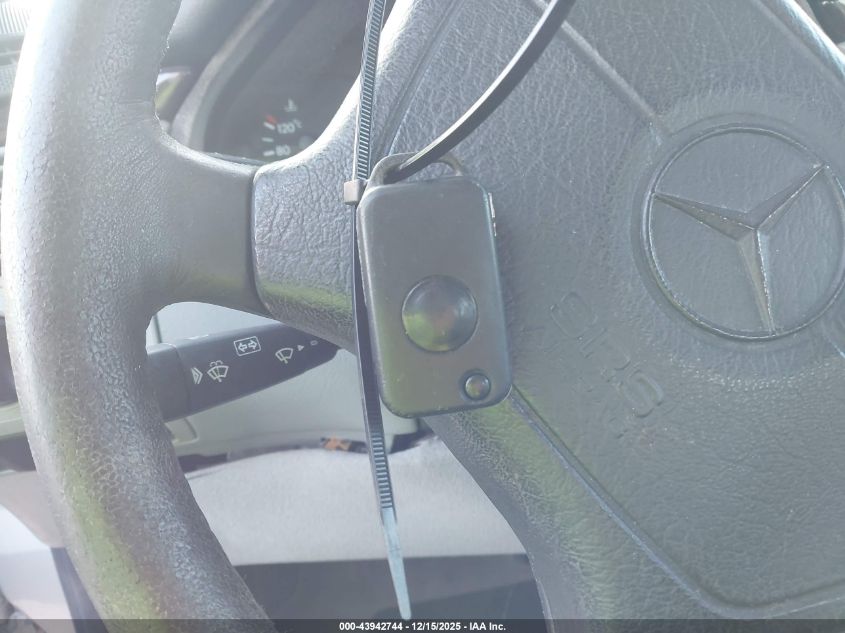 1997 Mercedes-Benz E 320 VIN: WDBJF55F2VJ028315 Lot: 43942744