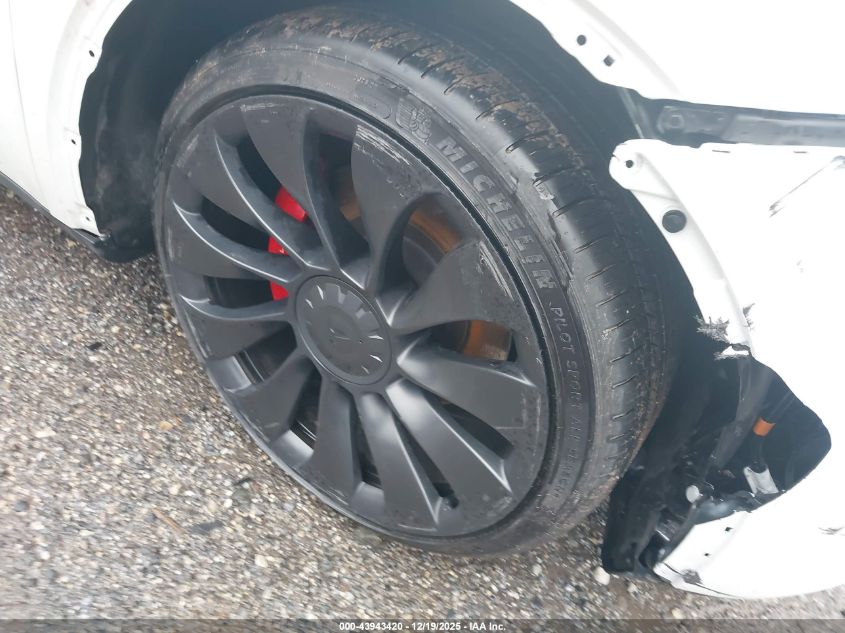 2022 Tesla Model Y Performance Dual Motor All-Wheel Drive VIN: 7SAYGDEF9NF539604 Lot: 43943420