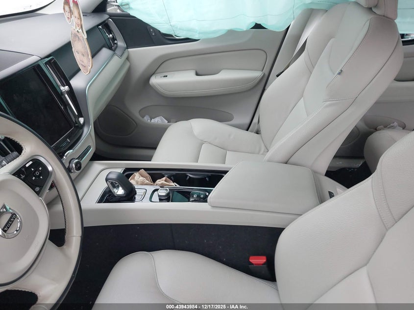 2024 Volvo Xc60 B5 Core Dark Theme