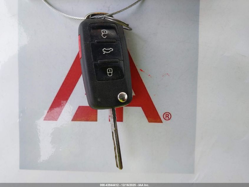 2012 Volkswagen Beetle 2.0T VIN: 3VWV67AT6CM617021 Lot: 43944412