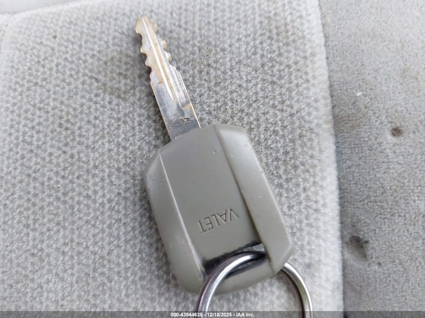 2005 Mercury Grand Marquis Gs VIN: 2MEFM74W35X640099 Lot: 43944638