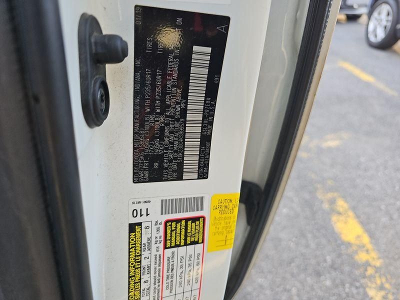 TOYOTA SIENNA LE 8 PASSENGER