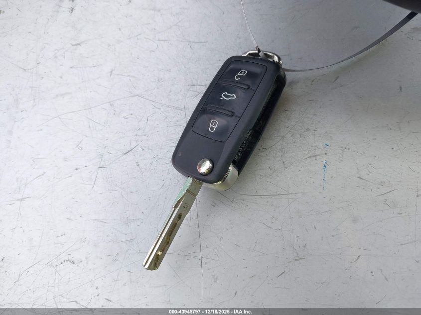 2011 Volkswagen Golf Tdi 2-Door VIN: WVWMM7AJ5BW015633 Lot: 43945797