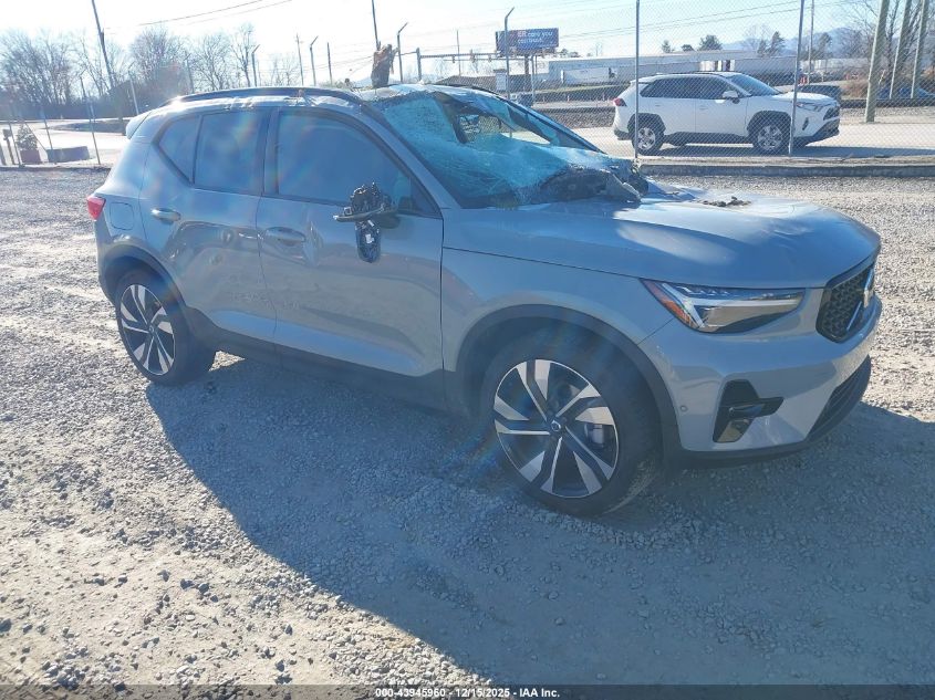 VOLVO XC40 B5 PLUS DARK THEME