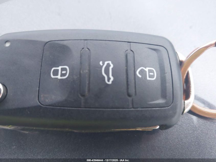 2013 Volkswagen Beetle Turbo VIN: 3VWV67AT1DM602489 Lot: 43946444