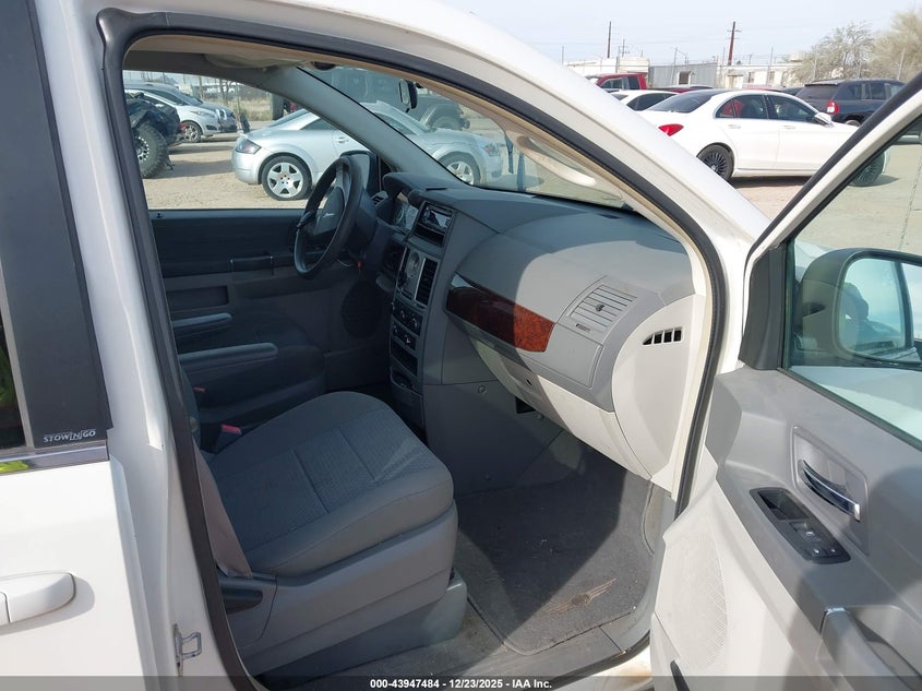 2010 Chrysler Town & Country Lx