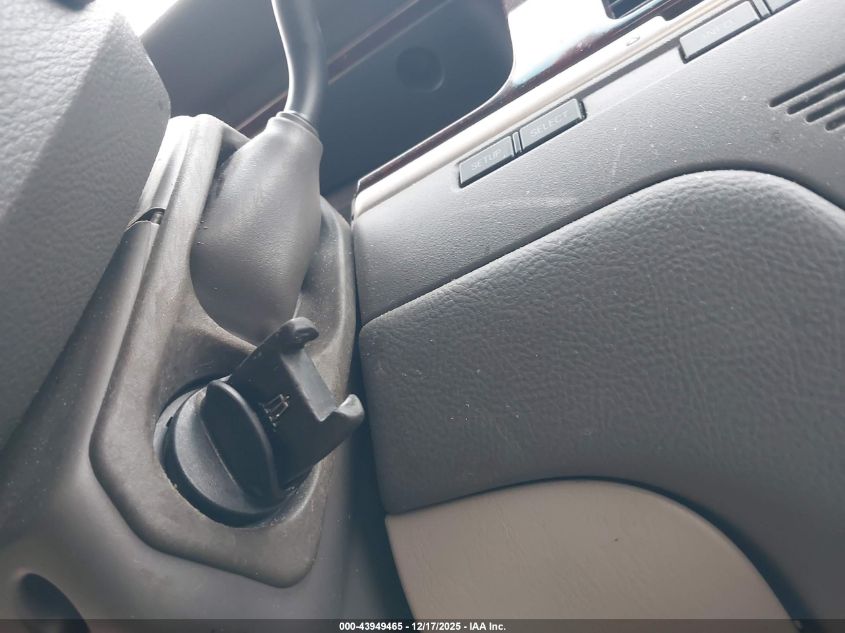 2007 Lincoln Town Car Signature Limited VIN: 1LNHM82V07Y637041 Lot: 43949465